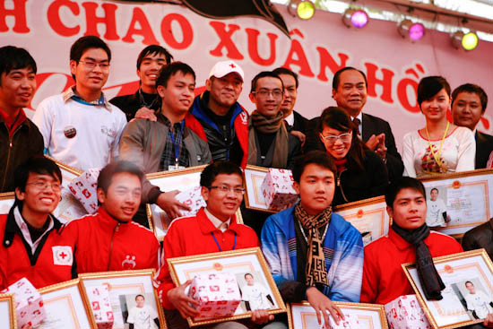 Chụp ảnh kỷ niệm cùng các bạn trẻ có thành tích hiến máu.. Chụp ảnh kỷ niệm cùng với các bạn trẻ có thành tích hiến máu.
