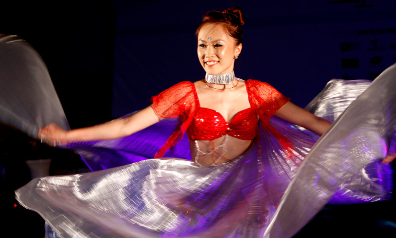 ũ Thu Hà mang đến tiết mục belly dance