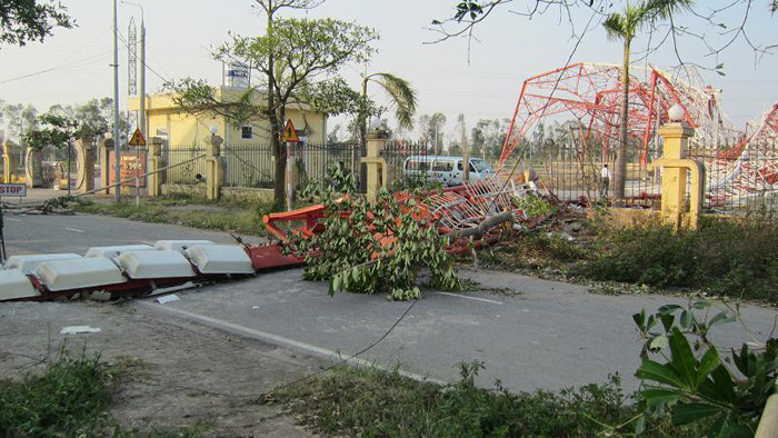 Tuyến đường bí chia cắt kể từ khi tháp đổ