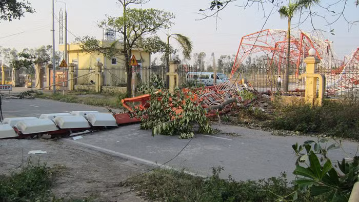 Tuyến đường bí chia cắt kể từ khi tháp đổ