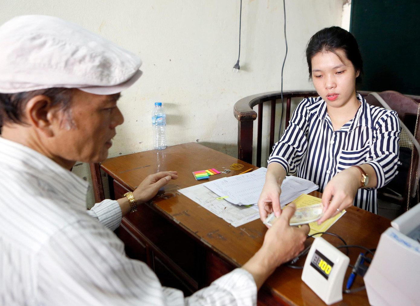 Lương hưu thường xuyên được điều chỉnh tăng theo lạm phát và tốc độ tăng trưởng kinh tế nhằm đảm bảo cuộc sống người cao tuổi.