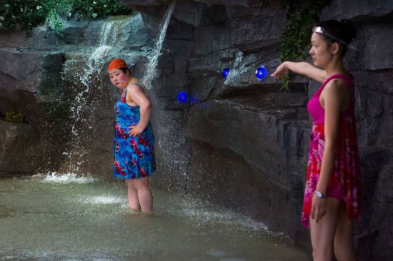 Suối nước nóng bên trong trung tâm giải trí quy mô vừa khánh thành ở Bình Nhưỡng, Triều Tiên. Suối nước nóng bên trong trung tâm giải trí quy mô vừa khánh thành ở Bình Nhưỡng, Triều Tiên