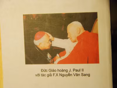 Đức Giám mục Nguyễn Văn Sang và Đức Hồng Y Gioan Phaolo II 