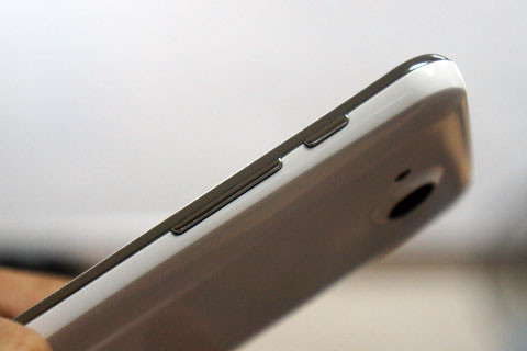 Nút tắt/bật máy và tăng giảm âm lượng đều nằm bên rìa phải