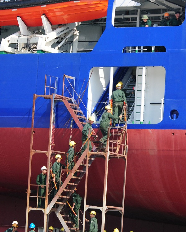 Công nhân nhà máy đóng tàu Z198 tham gia đóng mới DN2000