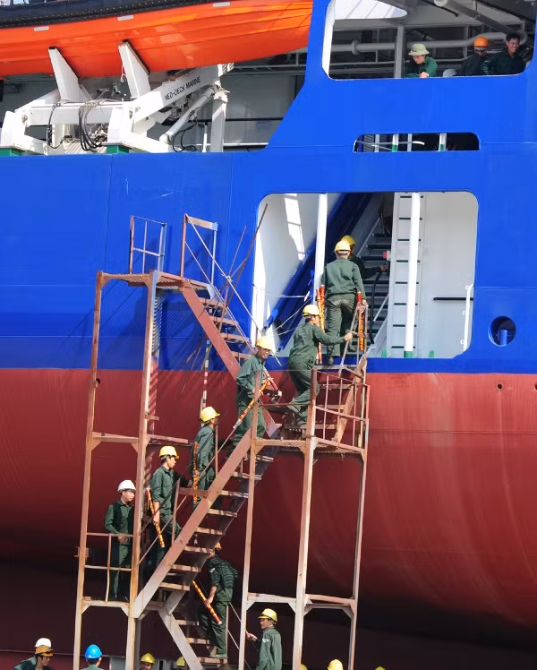 Công nhân nhà máy đóng tàu Z198 tham gia đóng mới DN2000