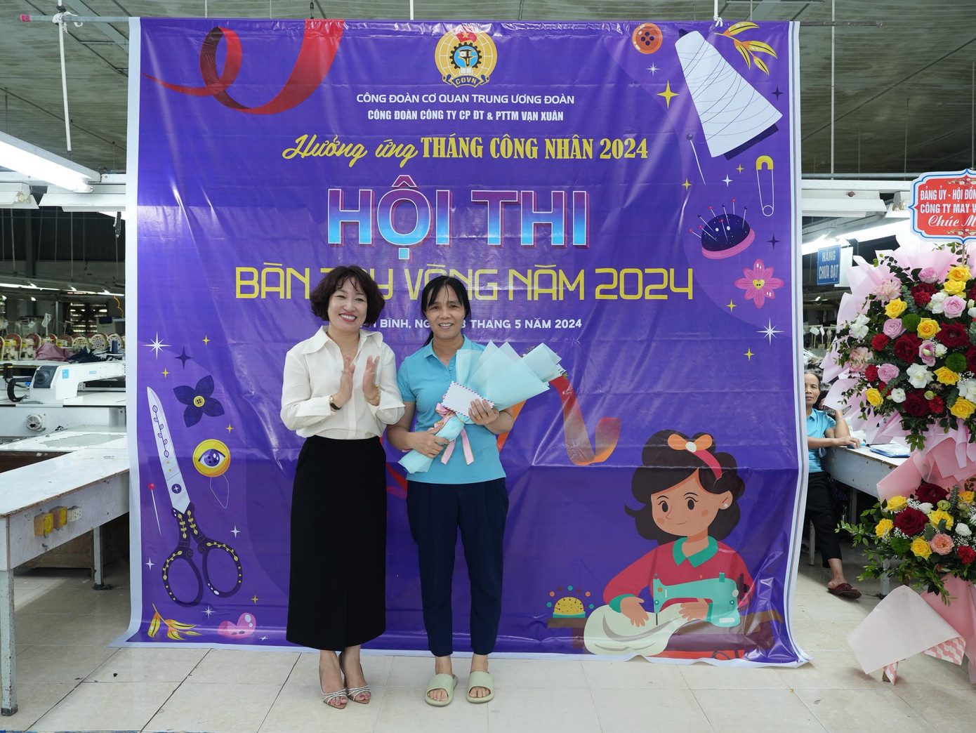 Chị Lê Hồng Hạnh, Chủ tịch Công đoàn cơ quan Trung ương Đoàn chúc mừng và trao thưởng cho người lao động đoạt giải Cuộc thi "Bàn tay vàng"