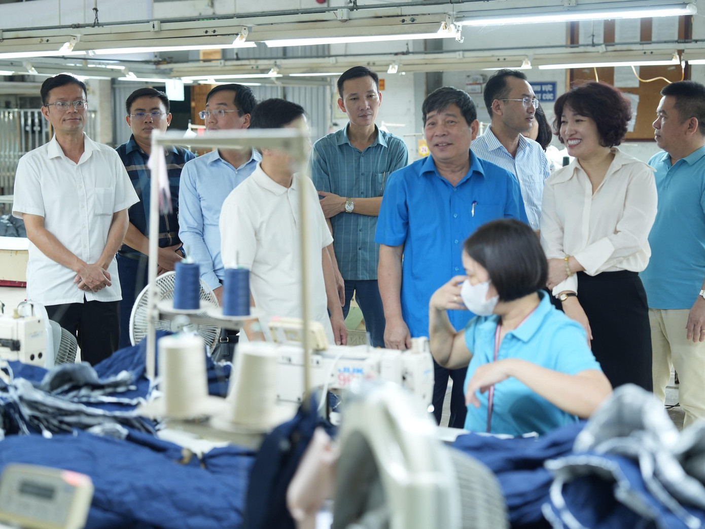 Đoàn công tác thăm hỏi đời sống, việc làm của người lao động Công ty CP May Vạn Xuân