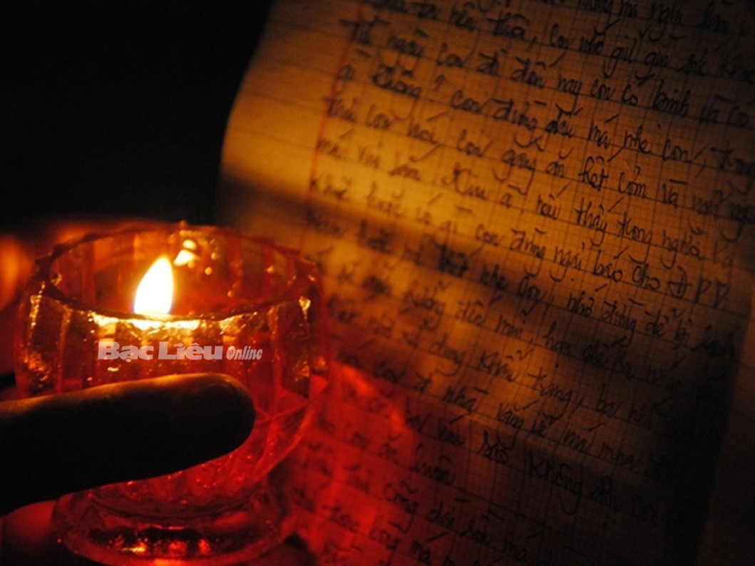 Chiến sĩ nhỏ đọc thư cha mẹ gửi