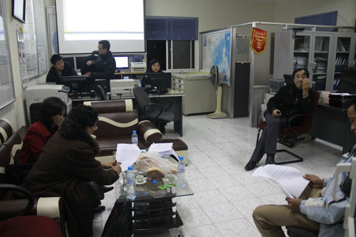 Gần đến nửa đêm nhưng không khí trong phòng phối hợp cứu nạn vô cùng căng thẳng, chờ thông tin phối hợp từ các nước bạn - Ảnh: Lê Quân