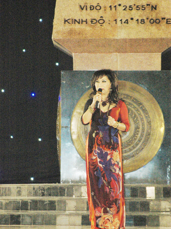Ca sĩ Lệ Hằng hát ở Trường Sa Ảnh: Etcetera Nguyễn