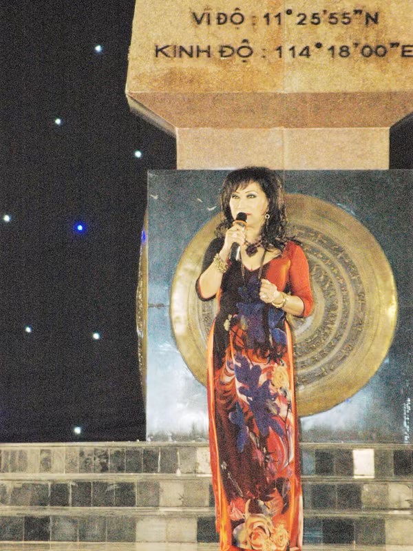 Ca sĩ Lệ Hằng hát ở Trường Sa Ảnh: Etcetera Nguyễn