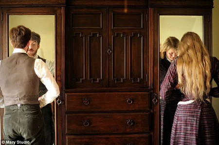 Các món đồ gia dụng trong nhà Chrisman đa số đều là đồ cổ hoặc giả cổ. Mỗi ngày thức dậy, họ lại tìm thấy những cảm hứng mới