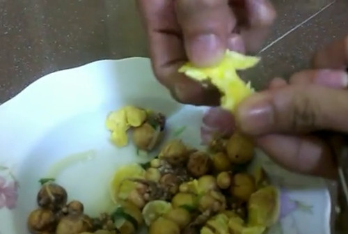 Trứng gà non bóp dai dẻo như nhựa