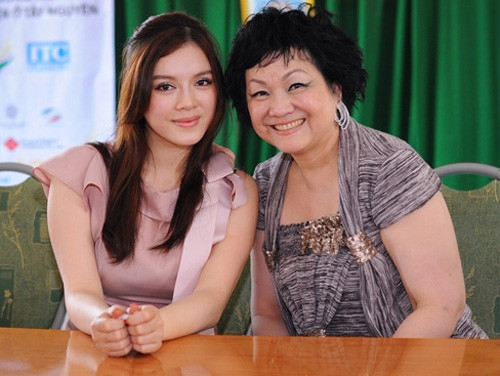 Lý Nhã Kỳ và mẹ nuôi tỷ phú