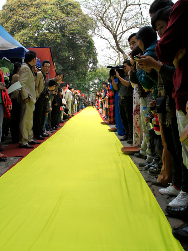 Dải lụa để các nhà thư pháp trẻ thể hiện dài 50m, trải dài theo phố Giám