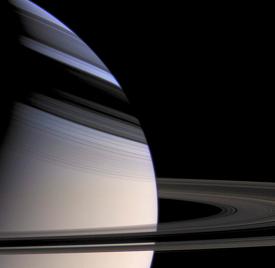 Tàu thăm dò Cassini của NASA bay xa sao Thổ 621.000 km và chụp lại những bức ảnh này