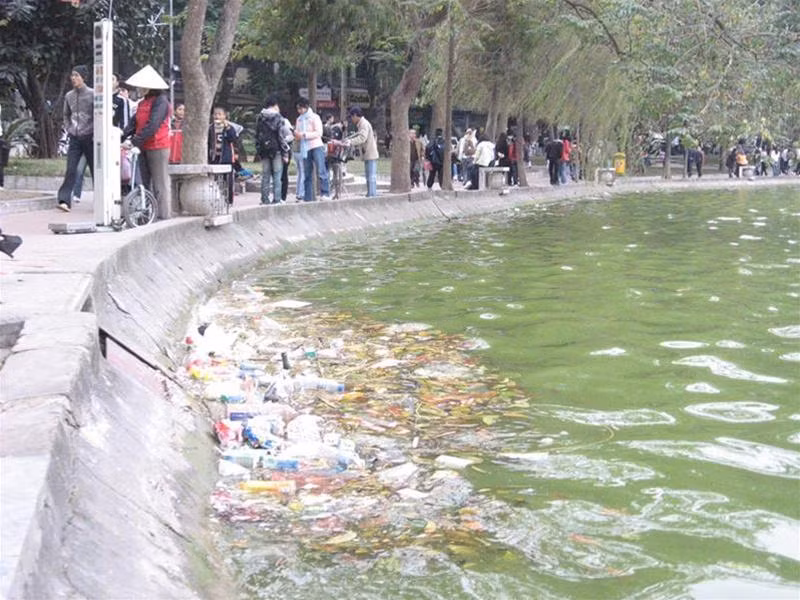 Sọt rác đầy tính kỷ luật tại Đức. Ảnh : Hiệu Minh Thùng rác tại Mỹ vào ngày đổ rác. Ảnh : Hiệu Minh Thùng rác đôi ở Đông Timor . Ảnh : Hiệu Minh Thùng rác ở Solomon, dân ăn trầu, đi chân đất. Ảnh : Hiệu Minh Biển và "lời nguyền" cấm đổ rác tại Hoa Lư (Ninh Bình). Ảnh : Hiệu Minh Xả rác xuống Hồ Hoàn Kiếm trong Lễ hội Phố Hoa đầu năm 2009. Ảnh : Tuấn Anh Hồn nhiên xả rác trong Lễ hội hoa anh đào tại Triển lãm Giảng Võ Hà Nội. Ảnh : Phan Kiền Cây cầu rộng nhất Việt Nam - Cầu Vĩnh Tuy, Hà Nội - vừa mới khánh thành đã trở thành điểm ăn nhậu và xả rác bừa bãi của một số thanh niên. Ảnh : Vnexpress.