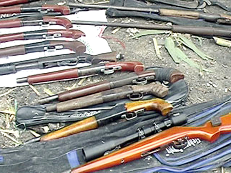 Súng mà Công an Quảng Ninh thu được trong một vụ côn đồ tranh giành lãnh địa than - Ảnh: Thanh niên