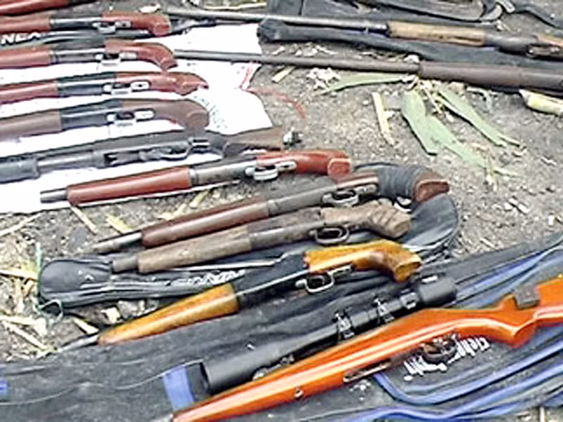 Súng mà Công an Quảng Ninh thu được trong một vụ côn đồ tranh giành lãnh địa than - Ảnh: Thanh niên