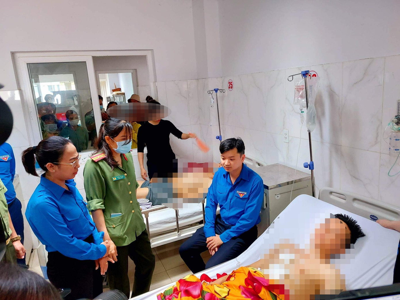 Bí thư T.Ư Đoàn Nguyễn Minh Triết thăm hỏi, động viên hai cán bộ công an bị thương. Bí thư T.Ư Đoàn Nguyễn Minh Triết thăm hỏi, động viên hai cán bộ công an bị thương.