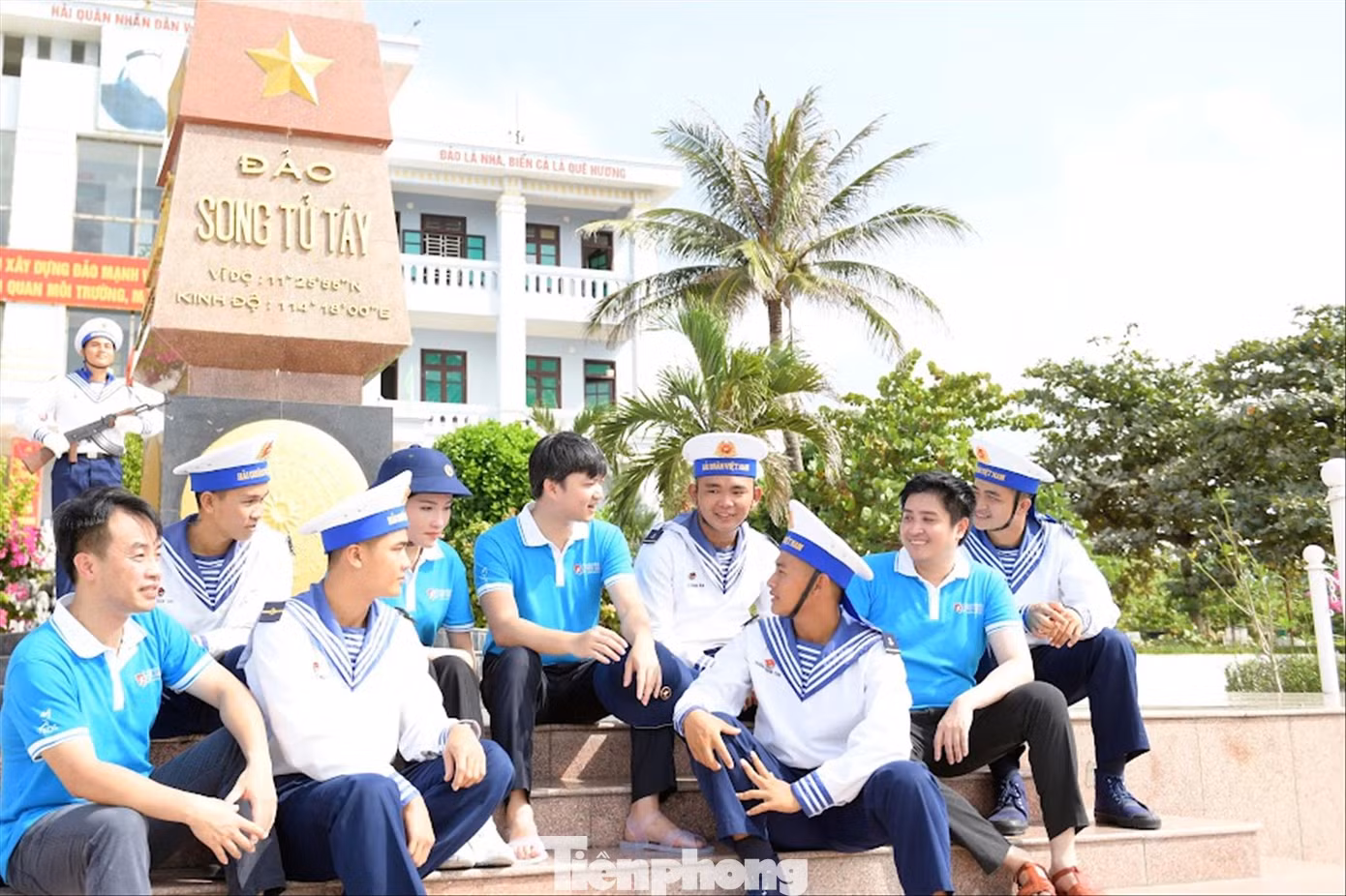 Anh Nguyễn Minh Triết, Bí thư T.Ư Đoàn (thứ 5 từ phải sang) trò chuyện với các chiến sĩ tại đảo Song Tử Tây
