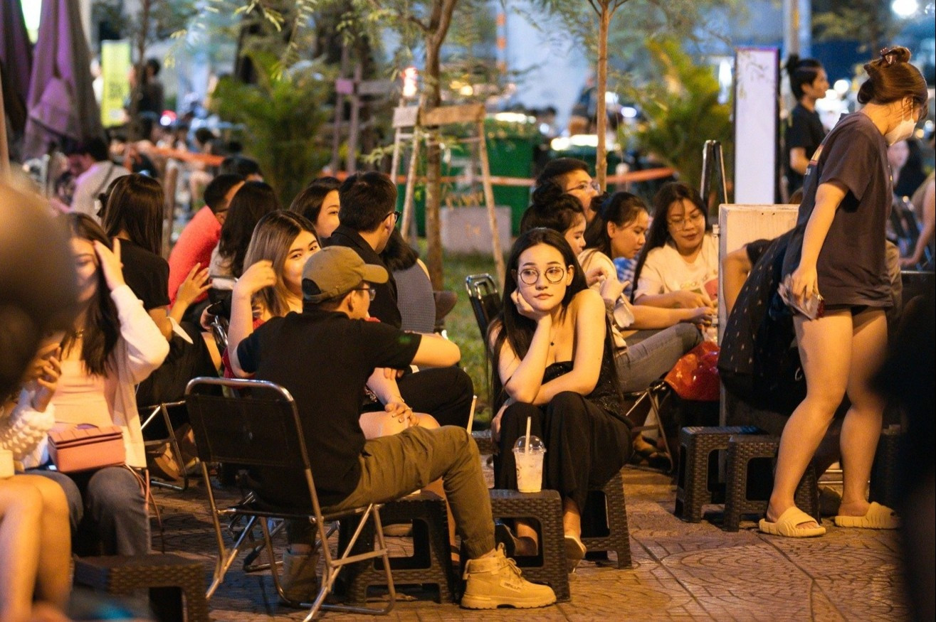 phố cà phê mới ảnh 5 Nhiều quán ở đây được xây cao tầng nhằm tận dụng vị trí đắc địa đón view cầu Ba Son, tòa Landmark 81, nhưng khách hàng lại ưa thích không gian ngoài trời với những chiếc bàn, ghế nhựa bày trên vỉa hè.