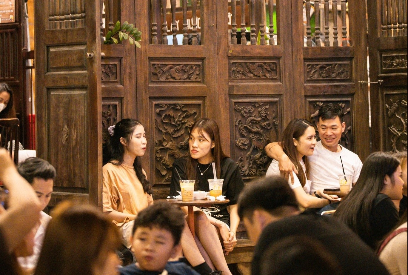 phố cà phê mới ảnh 9 Càng về khuya, con phố cà phê càng tấp nập người trẻ ghé thăm. Trên mạng xã hội, khu vực này từng nổi tiếng vì những clip ghi nhận cảnh hàng trăm người ngồi tràn ra đường khiến lực lượng quản lý trật tự đô thị phải nhắc nhở.