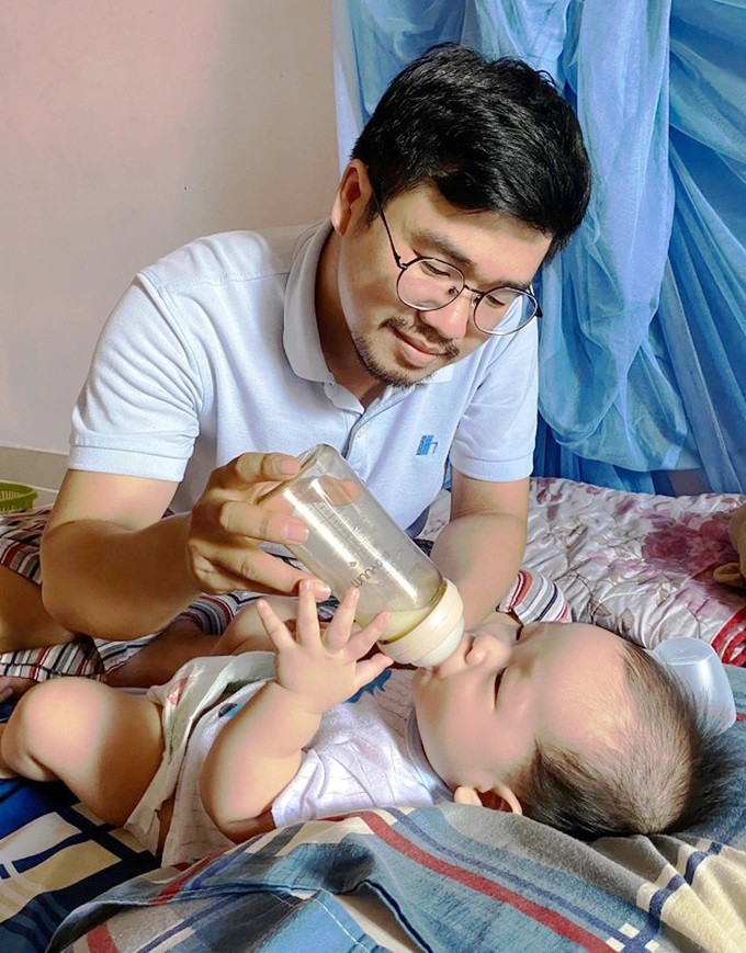 Để chăm con thuần thục, anh Hải tìm hiểu nhiều kiến thức về trẻ nhỏ (Ảnh: NVCC) Để chăm con thuần thục, anh Hải tìm hiểu nhiều kiến thức về trẻ nhỏ (Ảnh: NVCC)