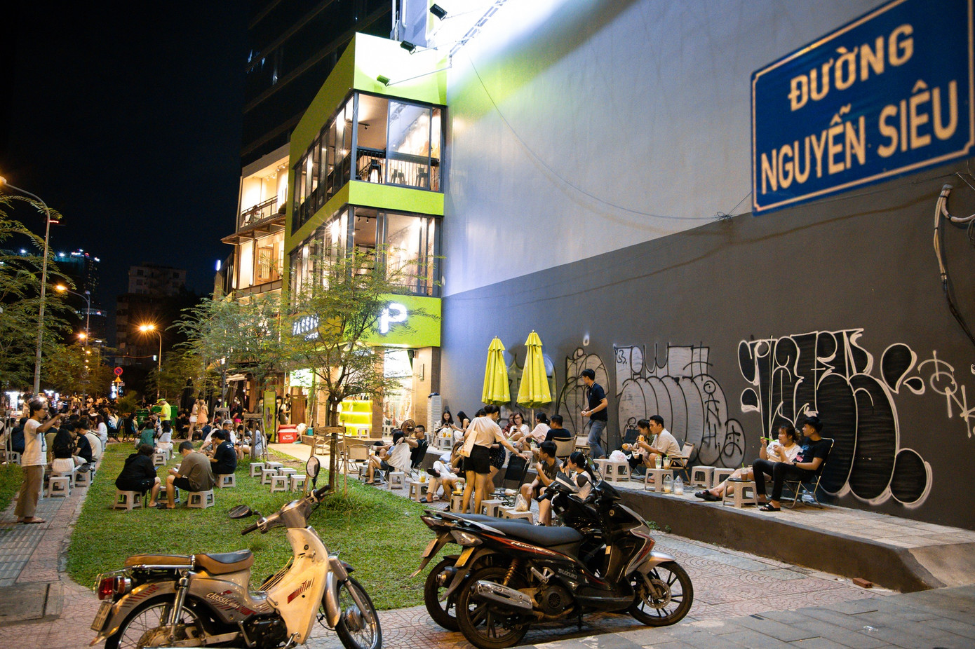 phố cà phê mới ảnh 1 Đoạn Nguyễn Siêu, đặc biệt khúc giao với đường Ngô Văn Năm, đang trở thành điểm hẹn hò mới của giới trẻ. Trước khi cầu Ba Son được đưa vào khai thác, kết nối giao lộ Tôn Đức Thắng - Lê Duẩn (quận 1) với Khu đô thị mới Thủ Thiêm (TP Thủ Đức), đây chỉ là đoạn đường hẹp, nằm khuất sau những tòa cao ốc văn phòng và lẫn vào các công trường xây dựng.
