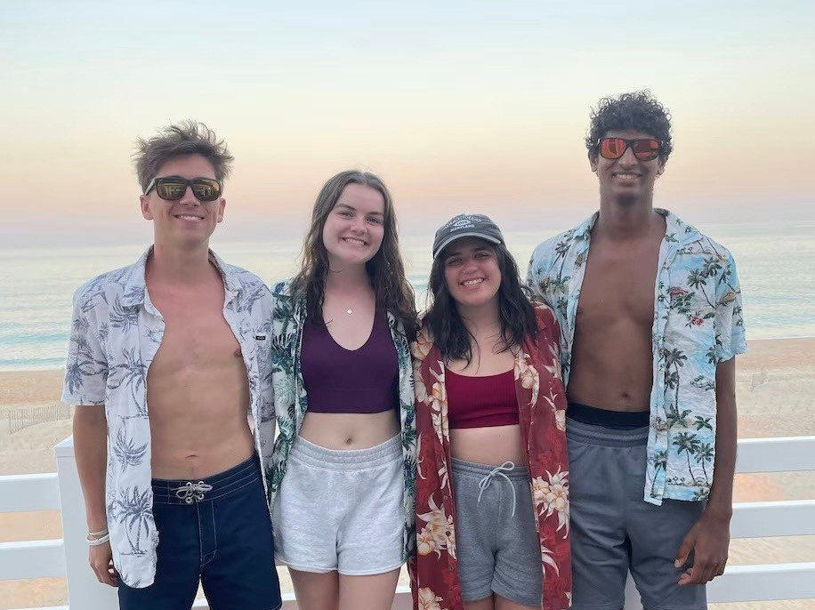 Sử dụng mạng xã hội ảnh 2 Bloom cùng bạn bè đến bãi biển Outer Banks (Bắc Carolina, Mỹ) dịp cuối tuần. Ảnh: Jenna Bloom.