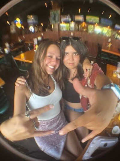 Sử dụng mạng xã hội ảnh 1 Bridgette (trái) và Bloom (phải) trước khi bắt đầu thử thách một năm không dùng mạng xã hội. Ảnh: Jenna Bloom.