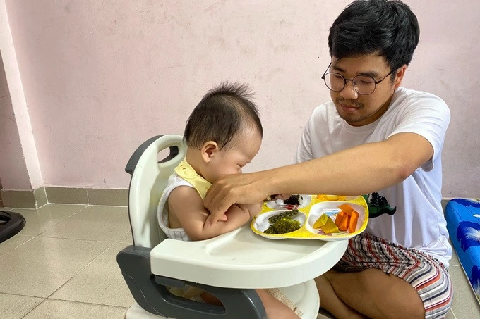 Bé trai bên bữa trưa bố tự tay chuẩn bị cho (Ảnh: NVCC) Bé trai bên bữa trưa bố tự tay chuẩn bị cho (Ảnh: NVCC)