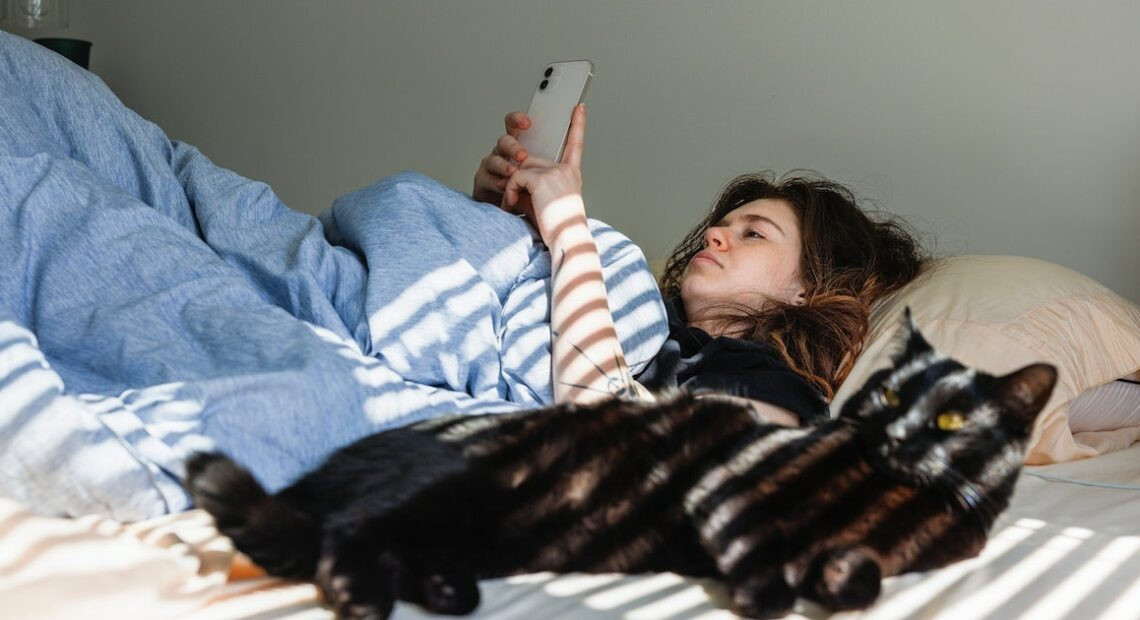 Các Gen Z đang quay video TikTok nói về đam mê không thích rời khỏi giường ngủ. Ảnh: NDTV.