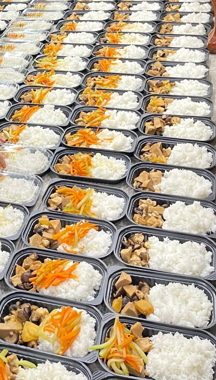 Những hộp cơm nóng sốt được xếp ngay ngắn vào từng hộp.