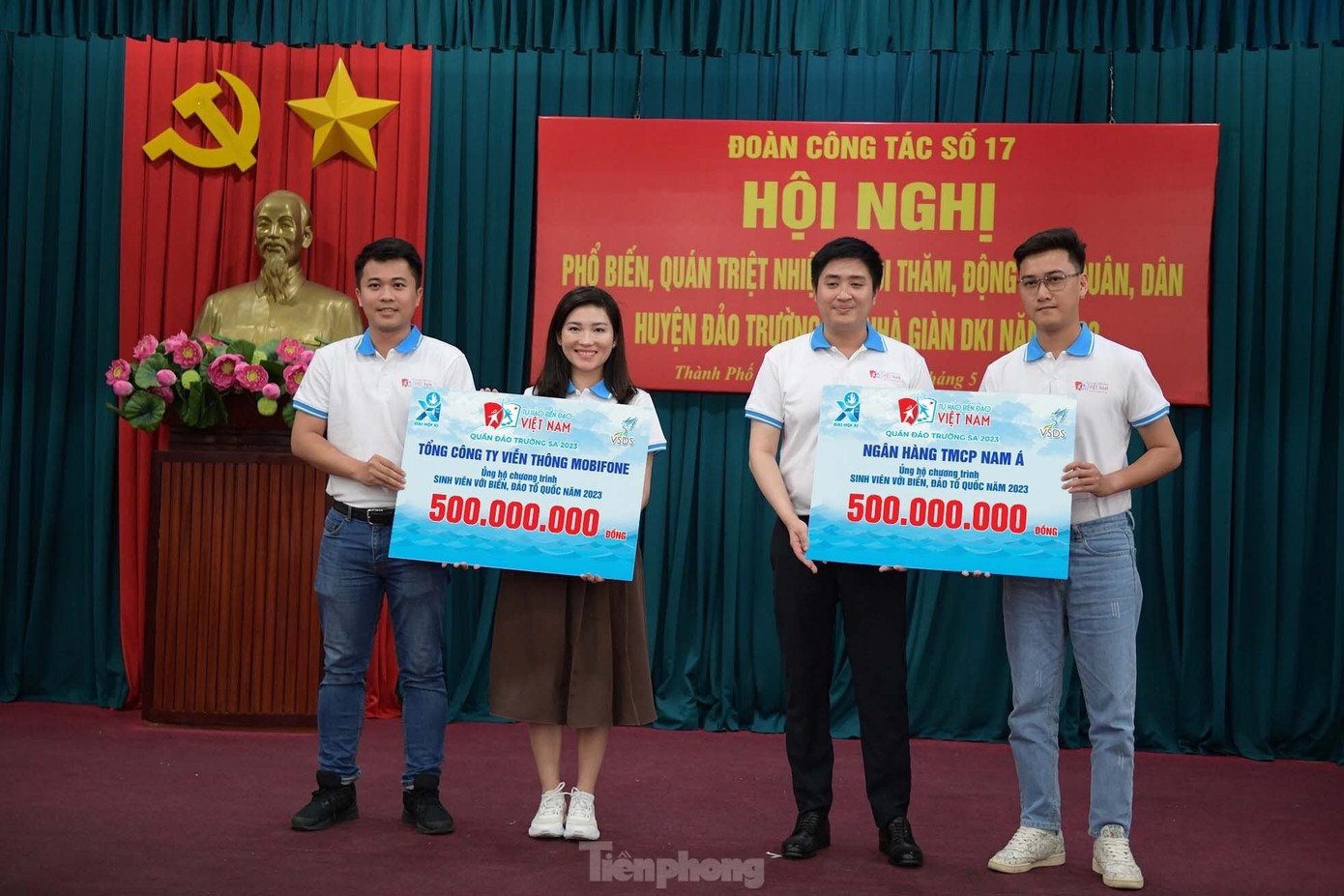 Đại diện các đơn vị, cá nhân trao biển tượng trưng quà cho nhân dân và chiến sĩ huyện đảo Trường Sa và nhà giàn DK1.