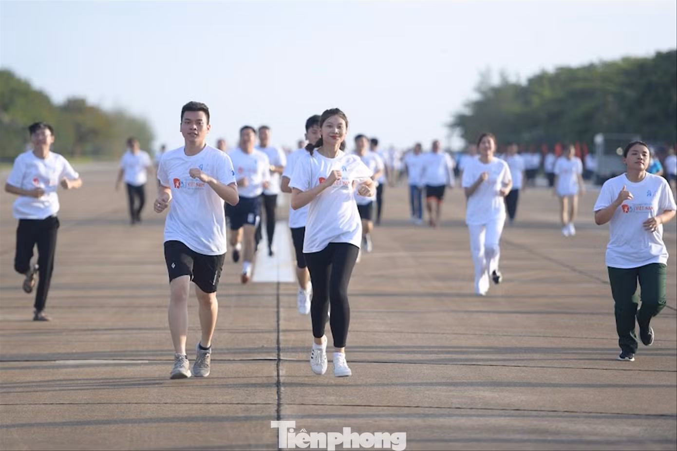 Các đại biểu tham gia giải chạy “Vì Trường Sa thân yêu”. Ảnh: Dương Triều