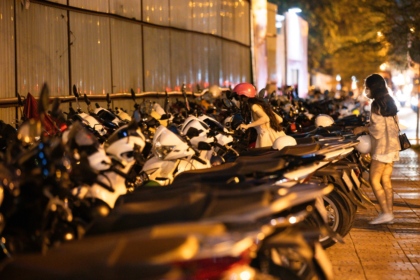 phố cà phê mới ảnh 7 Khu vực vỉa hè, khoảng trống phía trước các công trường, được tận dụng làm nơi gửi xe có trả phí, với mức giá 10.000 đồng/xe máy. Một số quán hỗ trợ 1/2 phí gửi xe cho khách bằng cách trừ thẳng vào hóa đơn.