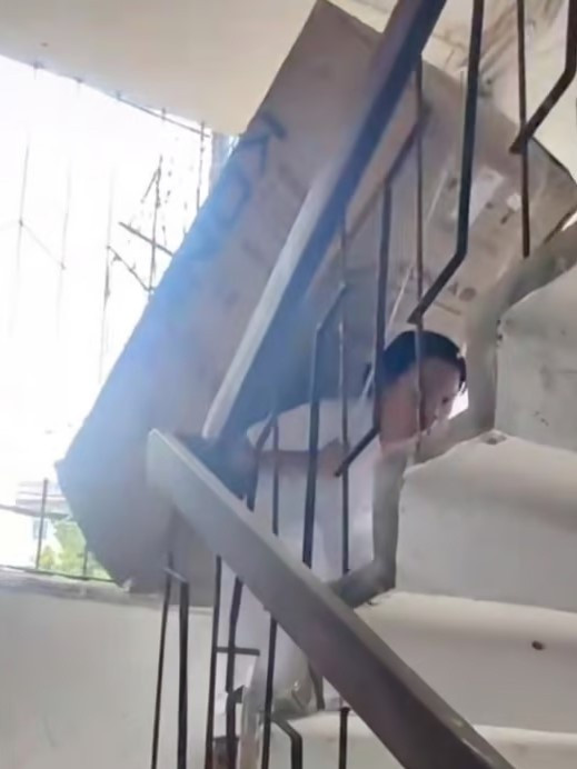 Cao Youyuan giúp bố mẹ chuyển tủ lạnh và đồ gia dụng nặng khác cho khách hàng từ năm cấp 2. Ảnh: The Paper. Cao Youyuan giúp bố mẹ chuyển tủ lạnh và đồ gia dụng nặng khác cho khách hàng từ năm cấp 2. Ảnh: The Paper.