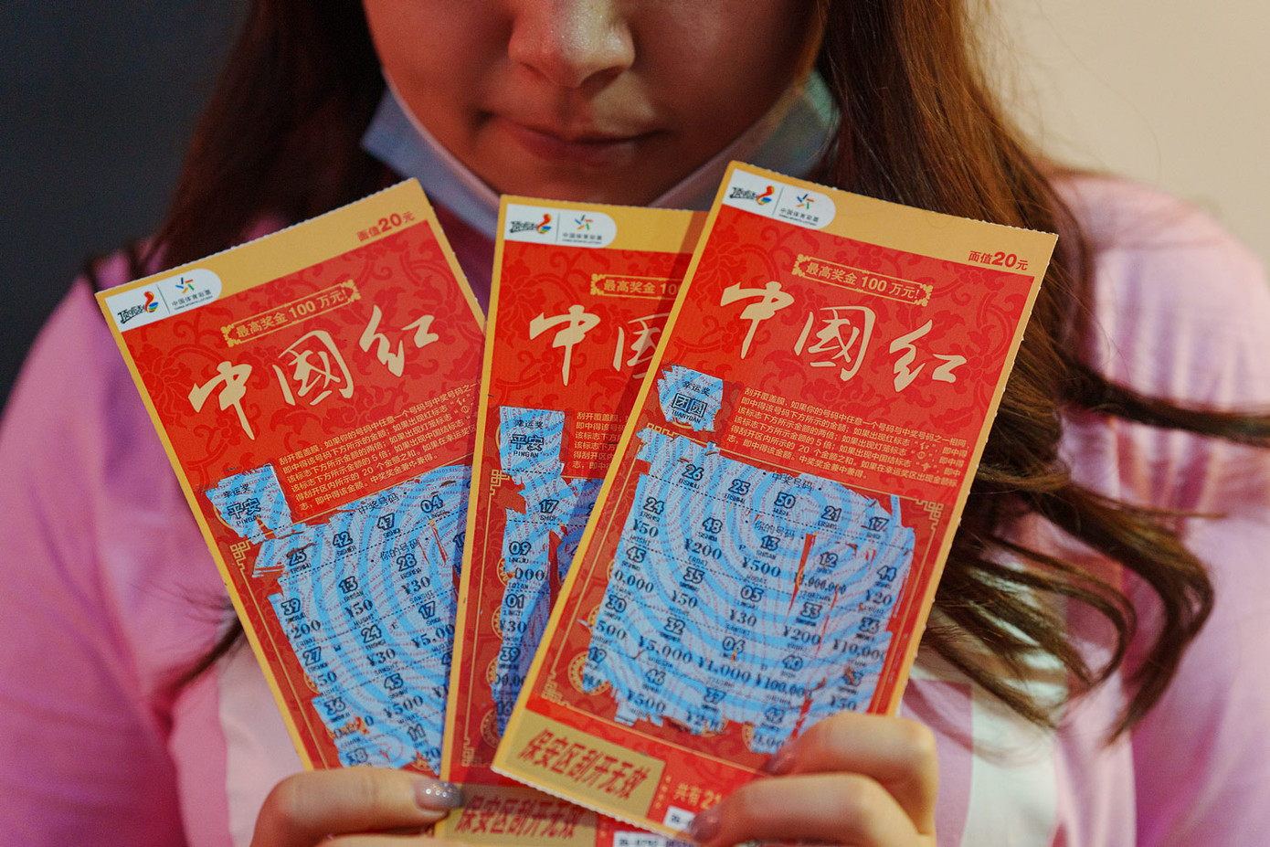Một cô gái ở Thượng Hải thử vận may với thẻ cào.