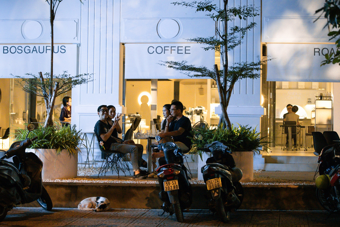 phố cà phê mới ảnh 12 Khác với khu Nguyễn Siêu - Ngô Văn Năm, cũng ở quận 1, nhiều vị trí đắc địa trên đường Tôn Thất Thiệp, ngã 6 Phù Đổng, Nhà thờ Đức Bà, Hồ Con Rùa lại chứng kiến làn sóng trả mặt bằng, các thương hiệu nổi tiếng lần lượt rời đi.