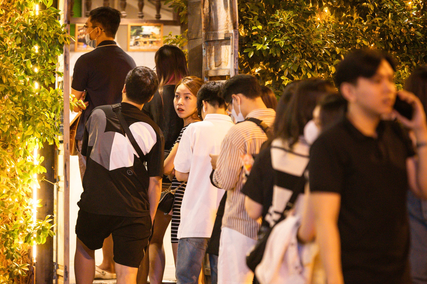 phố cà phê mới ảnh 4 Theo ghi nhận, để gọi được đồ uống, mỗi khách có thể phải xếp hàng tới 15 phút, rồi chờ thêm 10-15 phút nữa để nhận đồ uống. Do lượng người quá đông, nhiều quán khu vực này áp dụng hình thức tự phục vụ, khách gọi đồ uống, lấy thẻ, tự đến lấy đồ tại quầy.