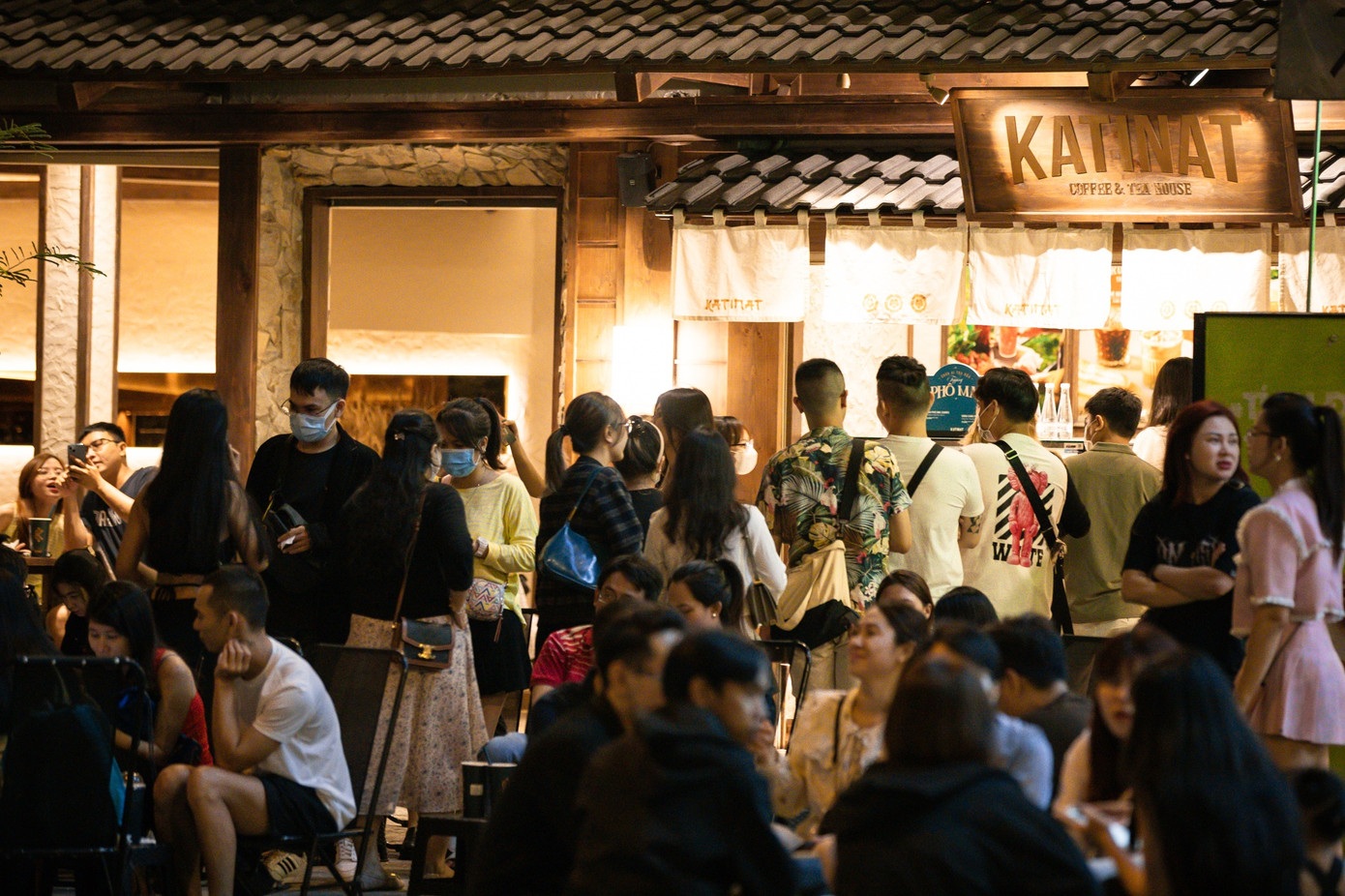 phố cà phê mới ảnh 3 Tối 25/6, dòng người xếp hàng đông đúc trước quầy order của một thương hiệu mới khai trương 2 ngày. Cảnh tượng này cũng dễ bắt gặp ở những cửa hàng xung quanh.
