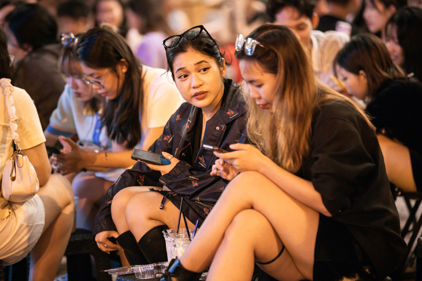 phố cà phê mới ảnh 11 Trong ảnh, Thủy Tiên và Thúy Vân (cùng 23 tuổi, TP.HCM) cho biết có thói quen chọn một quán cà phê mới để trải nghiệm. Lần này, tranh thủ thời tiết TP.HCM mát mẻ sau trận mưa chiều, hai người tìm đến đường Nguyễn Siêu để ngồi cà phê vỉa hè. "So với lần cuối đi qua con phố này, tôi thấy nơi đây nhộn nhịp hơn rất nhiều. Có thể nói đây là tụ điểm ăn chơi mới của các bạn trẻ", cô nói.