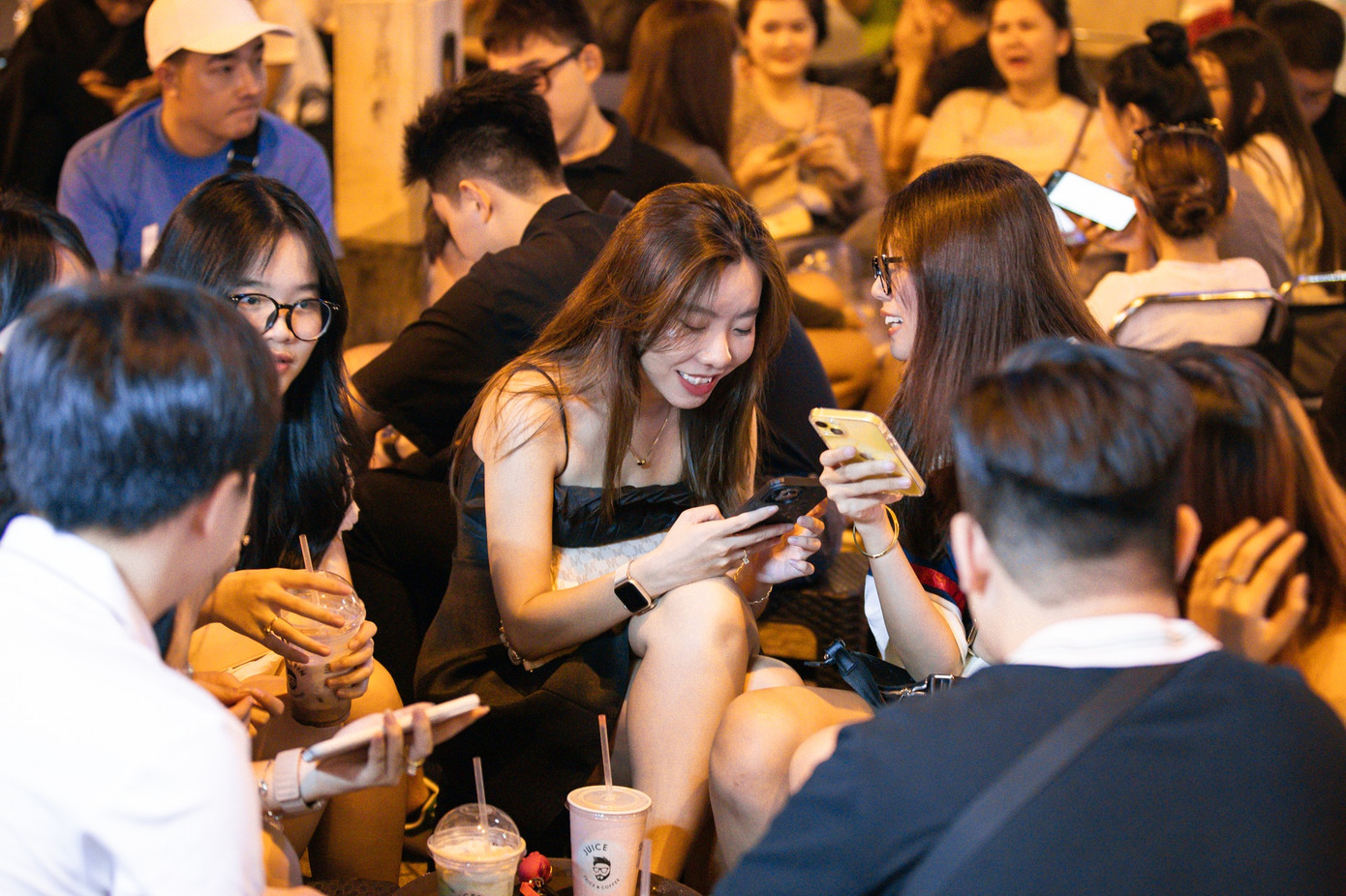 phố cà phê mới ảnh 10 Dù vậy, so với không gian trong nhà, không gian vỉa hè cho phép các nhóm bạn đông tùy ý xoay chuyển bàn ghế, cũng như dễ trò chuyện hơn. Các lầu có điều hòa chỉ có khách tới trong ngày.