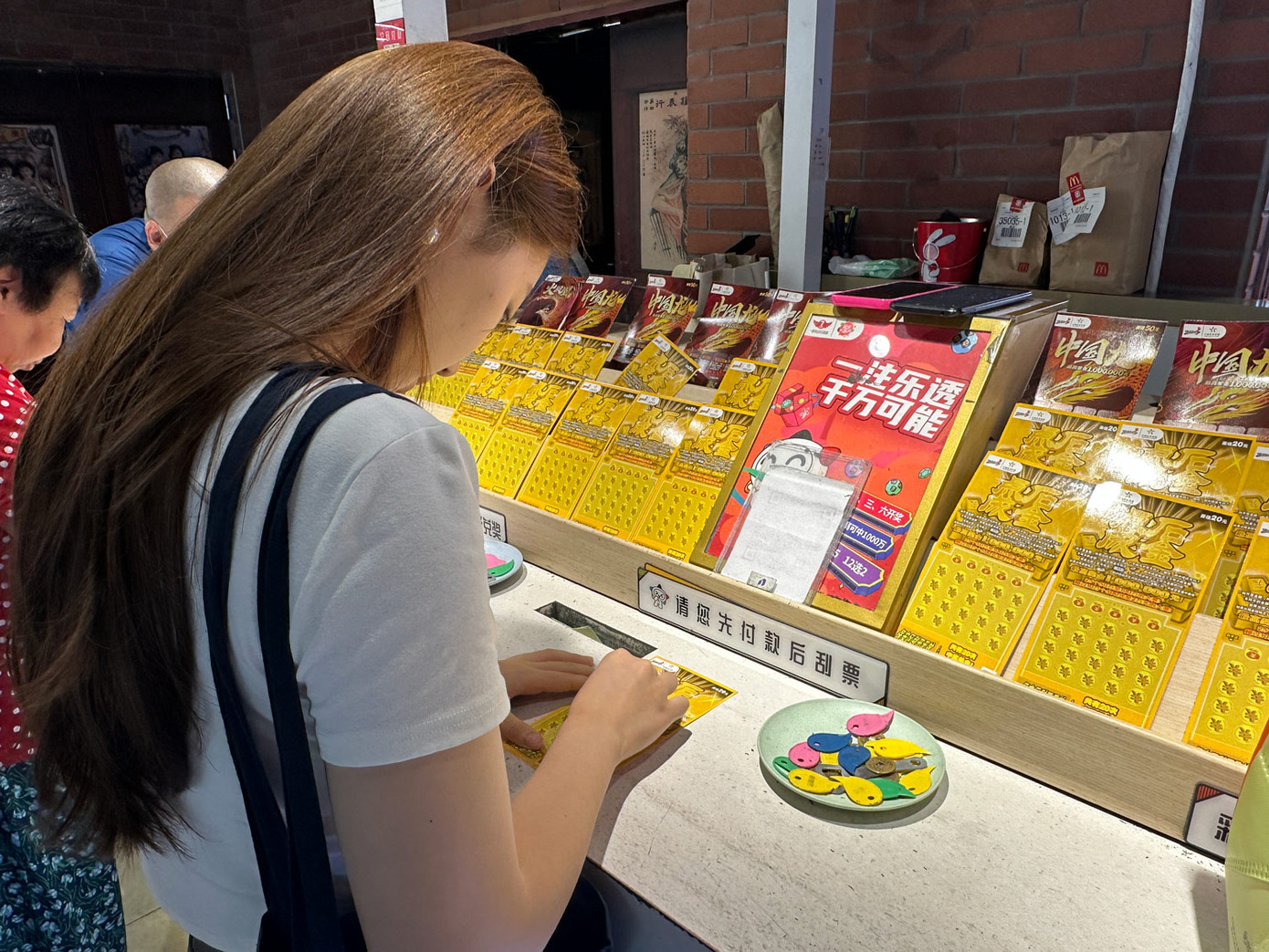 Bao Jiayin thử vận may với xổ số cào.