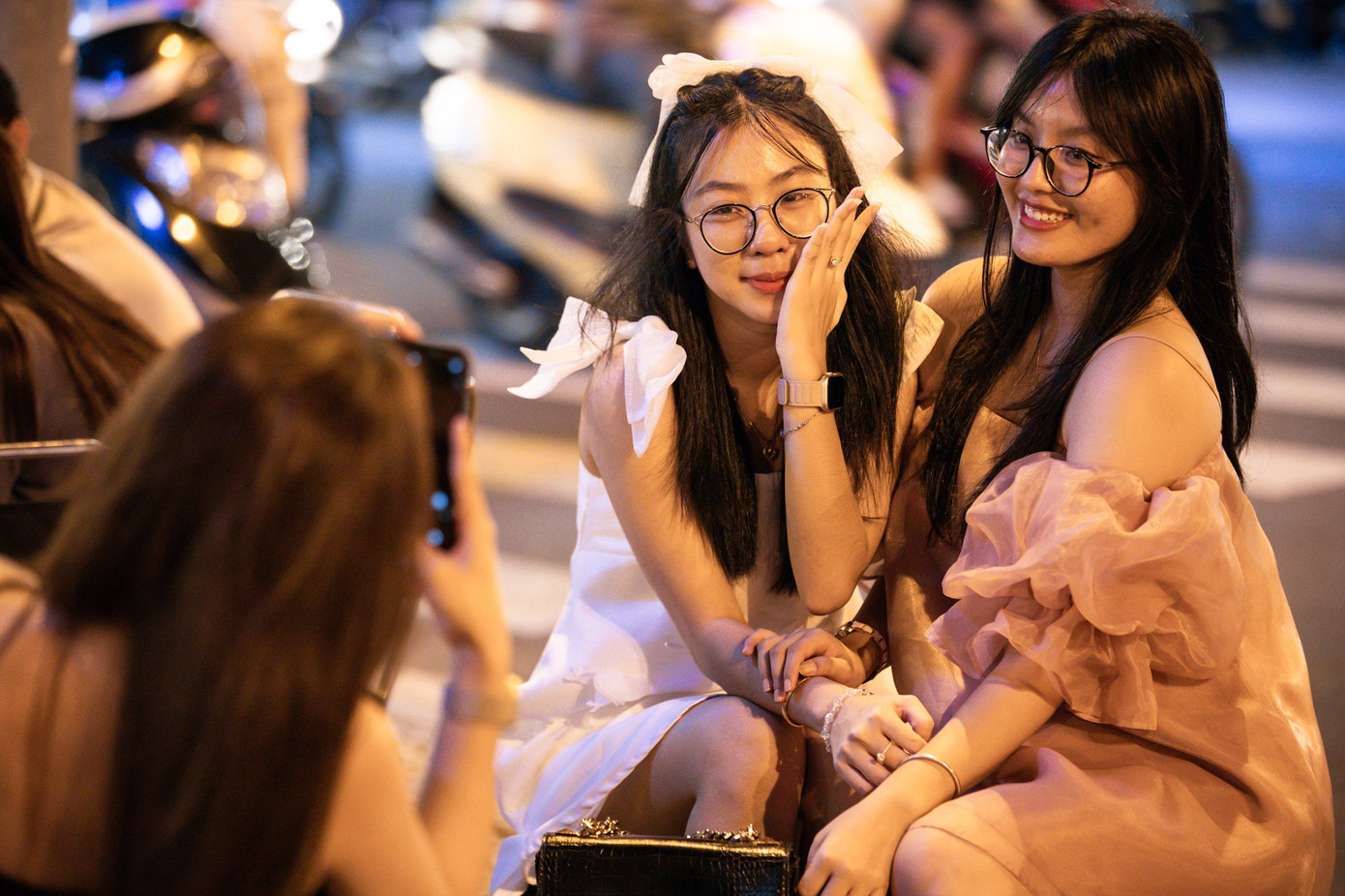 phố cà phê mới ảnh 6 Quỳnh Như (17 tuổi, TP.HCM, bên phải) cho biết thích không gian thoáng đãng, mát mẻ, lại tiện đi lại ở khu vực này. Trước đó, cô là khách quen của các quán cà phê, trà sữa ở khu vực phố đi bộ Nguyễn Huệ. "Đây là lần đầu tôi đến đây và có thể sẽ trở lại nhiều lần nữa. Khu này mới, không gian rộng rãi và đón gió tự nhiên, ngồi thoải mái hơn hẳn", cô chia sẻ.