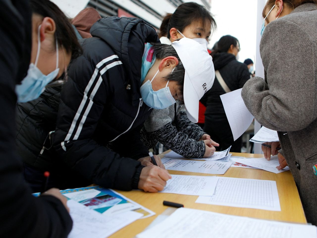 trung quốc thất nghiệp ảnh 3 Cục Thống kê Quốc gia Trung Quốc (NBS) hôm 16/5 cho biết tỷ lệ thất nghiệp ở nhóm 16-24 tuổi đạt mức cao kỷ lục 20,4% trong tháng 4, tăng từ 19,6% trong tháng 3. Ảnh: Global Times.