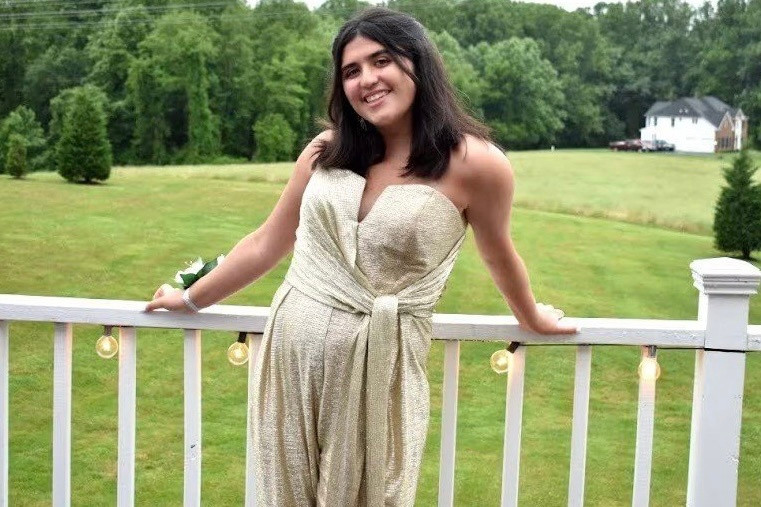 Bloom tại buổi dạ hội ở trường trung học năm 2021. Ảnh: Jenna Bloom. Bloom tại buổi dạ hội ở trường trung học năm 2021. Ảnh: Jenna Bloom.