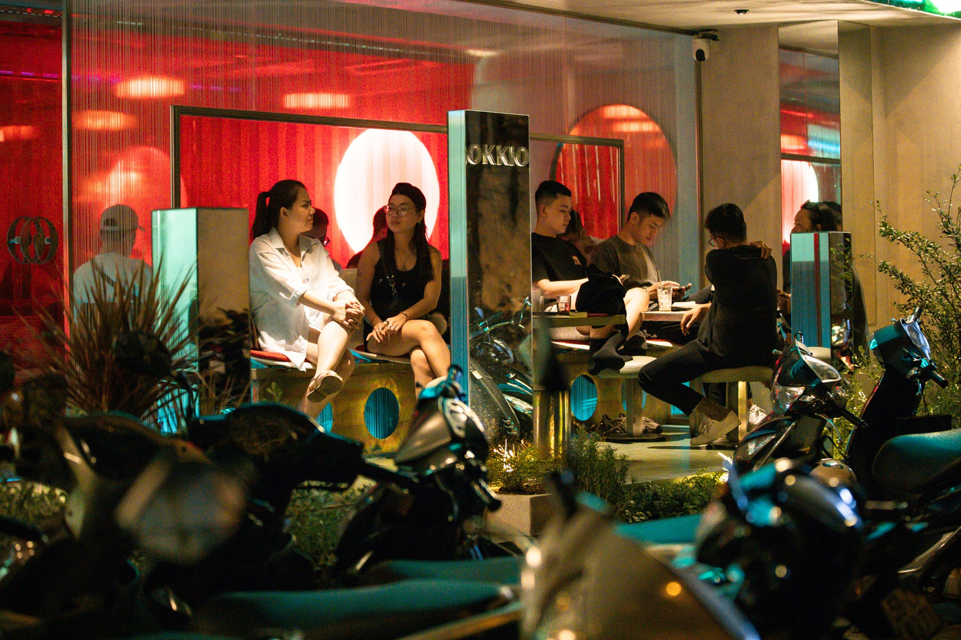 phố cà phê mới ảnh 8 Đây cũng là một trong những lợi thế của khu vực này so với nhiều quán cà phê ở quận 1, ví dụ như khu vực Nhà thờ Đức Bà, vì không có chỗ đậu xe và phải đi bộ khá xa để uống một ly nước.